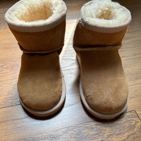 UGG sheepskin boot - Picture 1 of 6